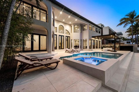 House in Fort Lauderdale, Florida 6 bedrooms, 513.38 sq.m. № 1959888 - photo 25