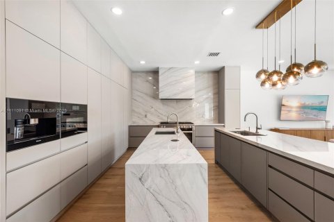 House in Fort Lauderdale, Florida 6 bedrooms, 513.38 sq.m. № 1959888 - photo 18