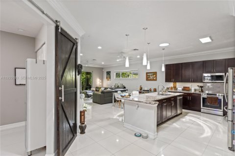 House in Dania Beach, Florida 3 bedrooms, 163.88 sq.m. № 1988951 - photo 11
