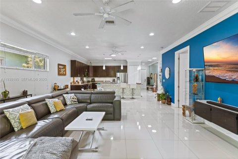 House in Dania Beach, Florida 3 bedrooms, 163.88 sq.m. № 1988951 - photo 4