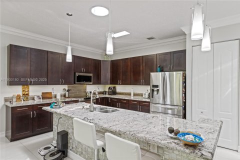 House in Dania Beach, Florida 3 bedrooms, 163.88 sq.m. № 1988951 - photo 12