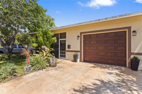 House in Dania Beach, Florida 3 bedrooms, 163.88 sq.m. № 1988951 - photo 5