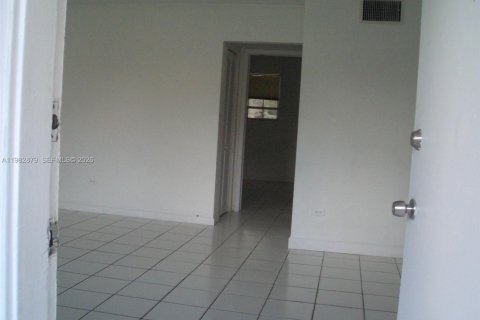 Condominio en alquiler en Cutler Bay, Florida, 2 dormitorios, 71.07 m2 № 2066091 - foto 2