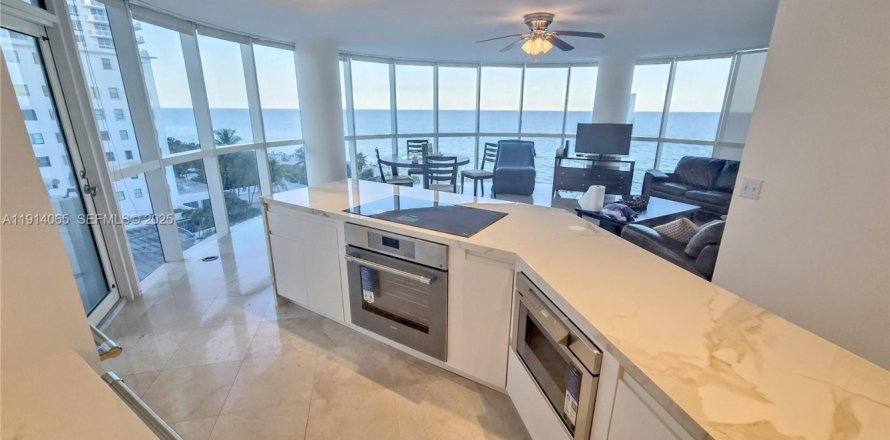 Condominio en Miami Beach, Florida, 3 dormitorios № 2076860