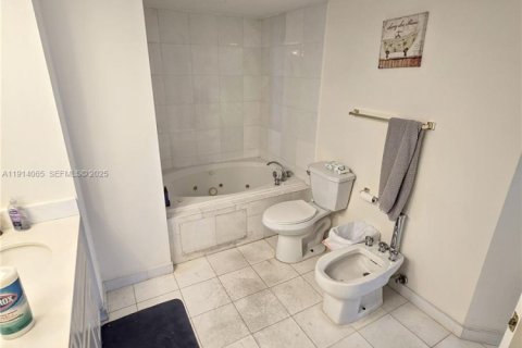 Condominio en alquiler en Miami Beach, Florida, 3 dormitorios, 157 m2 № 2076860 - foto 18
