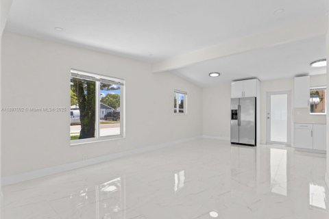 House in Miami, Florida 3 bedrooms, 112.23 sq.m. № 2014490 - photo 9