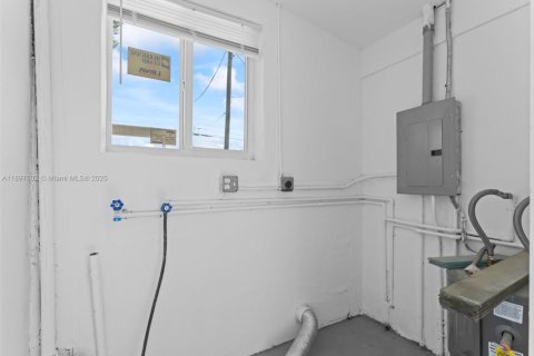 House in Miami, Florida 3 bedrooms, 112.23 sq.m. № 2014490 - photo 29