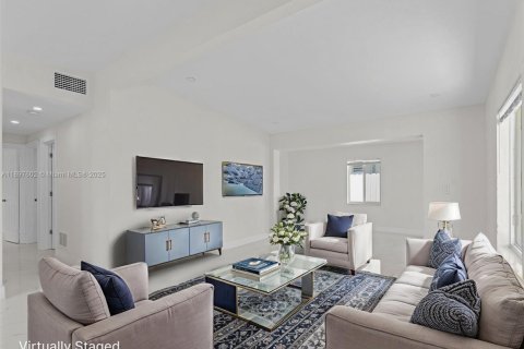 House in Miami, Florida 3 bedrooms, 112.23 sq.m. № 2014490 - photo 16