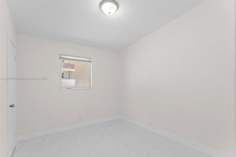 House in Miami, Florida 3 bedrooms, 112.23 sq.m. № 2014490 - photo 18