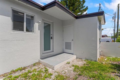 House in Miami, Florida 3 bedrooms, 112.23 sq.m. № 2014490 - photo 30