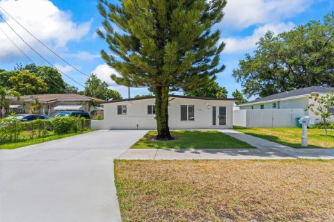 House in Miami, Florida 3 bedrooms, 112.23 sq.m. № 2014490