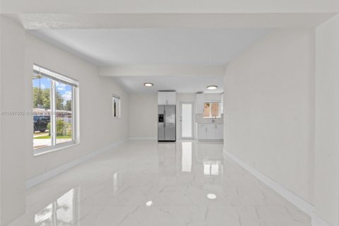 House in Miami, Florida 3 bedrooms, 112.23 sq.m. № 2014490 - photo 7