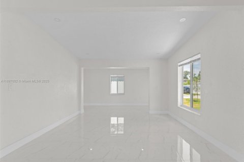 House in Miami, Florida 3 bedrooms, 112.23 sq.m. № 2014490 - photo 14