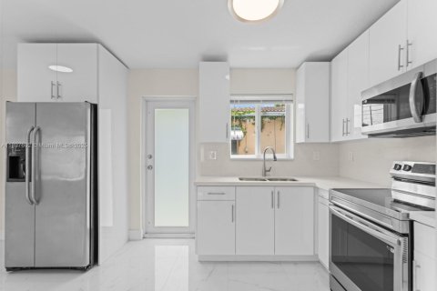 House in Miami, Florida 3 bedrooms, 112.23 sq.m. № 2014490 - photo 28