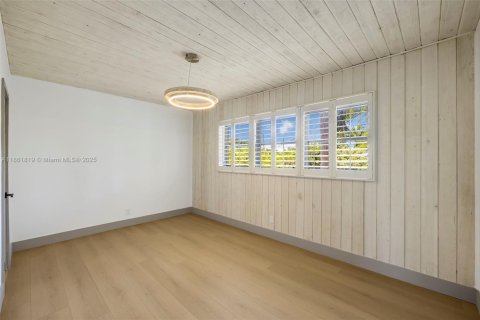 House in Miami Beach, Florida 5 bedrooms, 351.45 sq.m. № 1890607 - photo 7