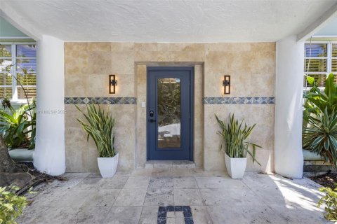 House in Miami Beach, Florida 5 bedrooms, 351.45 sq.m. № 1890607 - photo 13