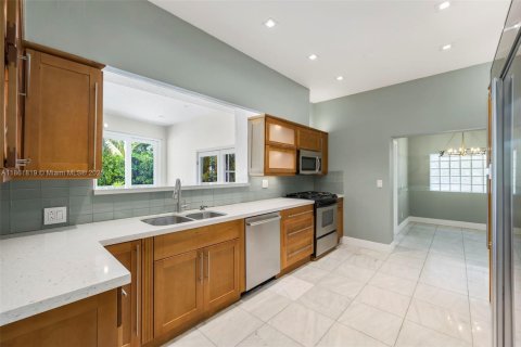 House in Miami Beach, Florida 5 bedrooms, 351.45 sq.m. № 1890607 - photo 29