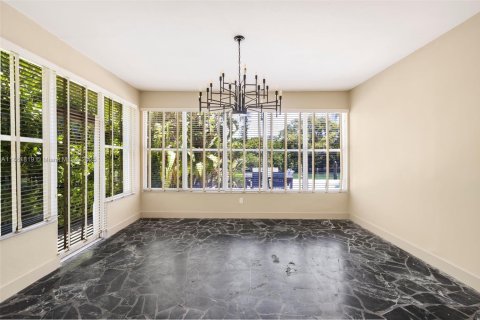House in Miami Beach, Florida 5 bedrooms, 351.45 sq.m. № 1890607 - photo 18