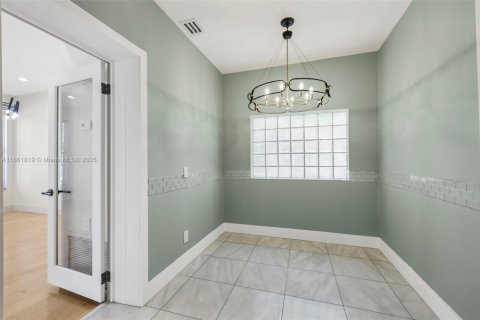 House in Miami Beach, Florida 5 bedrooms, 351.45 sq.m. № 1890607 - photo 2