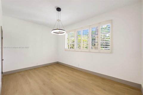 House in Miami Beach, Florida 5 bedrooms, 351.45 sq.m. № 1890607 - photo 3