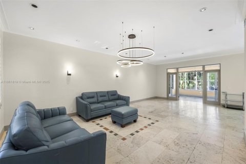 House in Miami Beach, Florida 5 bedrooms, 351.45 sq.m. № 1890607 - photo 15