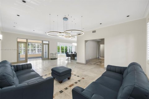 House in Miami Beach, Florida 5 bedrooms, 351.45 sq.m. № 1890607 - photo 16