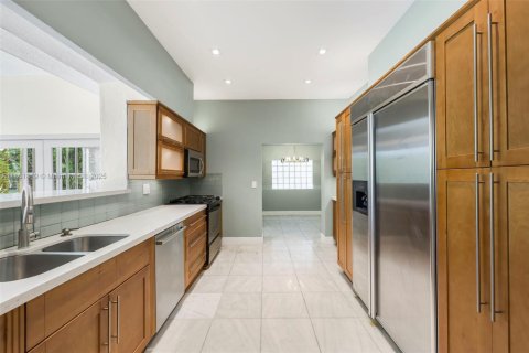 House in Miami Beach, Florida 5 bedrooms, 351.45 sq.m. № 1890607 - photo 28