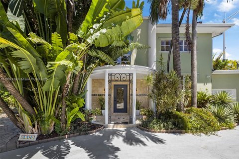House in Miami Beach, Florida 5 bedrooms, 351.45 sq.m. № 1890607 - photo 12