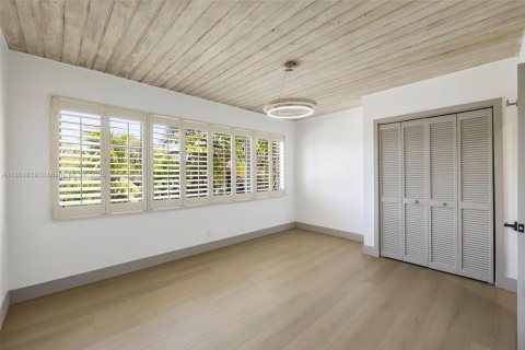 House in Miami Beach, Florida 5 bedrooms, 351.45 sq.m. № 1890607 - photo 10