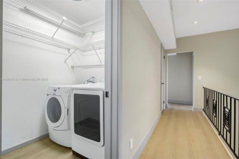 House in Miami Beach, Florida 5 bedrooms, 351.45 sq.m. № 1890607 - photo 6