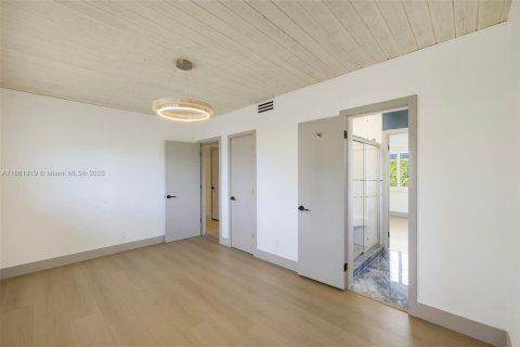House in Miami Beach, Florida 5 bedrooms, 351.45 sq.m. № 1890607 - photo 8