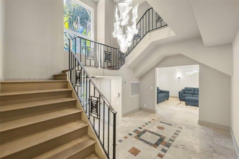 House in Miami Beach, Florida 5 bedrooms, 351.45 sq.m. № 1890607 - photo 14