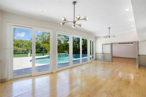 House in Miami Beach, Florida 5 bedrooms, 351.45 sq.m. № 1890607 - photo 25