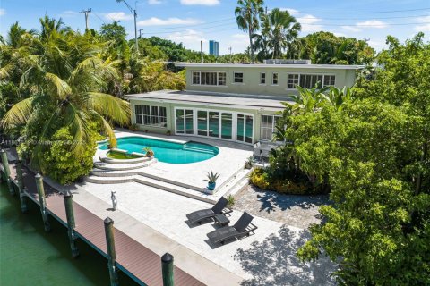 House in Miami Beach, Florida 5 bedrooms, 351.45 sq.m. № 1890607 - photo 1