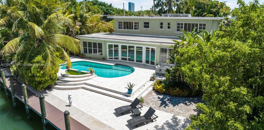 House in Miami Beach, Florida 5 bedrooms, 351.45 sq.m. № 1890607