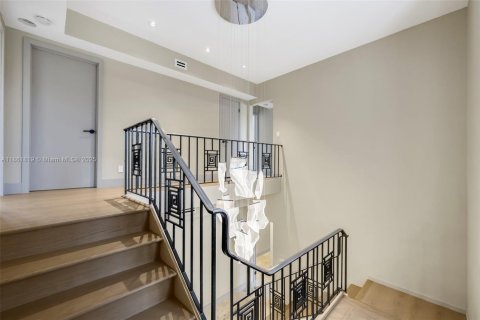 House in Miami Beach, Florida 5 bedrooms, 351.45 sq.m. № 1890607 - photo 5
