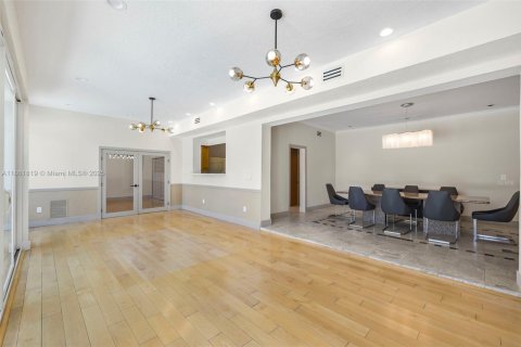 House in Miami Beach, Florida 5 bedrooms, 351.45 sq.m. № 1890607 - photo 26