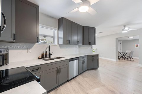 House in Miami Shores, Florida 3 bedrooms, 151.34 sq.m. № 1985942 - photo 11