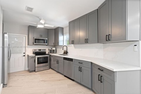 House in Miami Shores, Florida 3 bedrooms, 151.34 sq.m. № 1985942 - photo 9