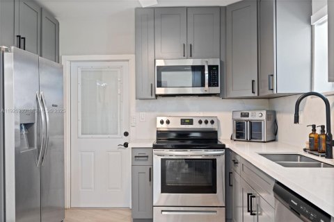 House in Miami Shores, Florida 3 bedrooms, 151.34 sq.m. № 1985942 - photo 10