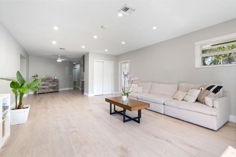 House in Miami Shores, Florida 3 bedrooms, 151.34 sq.m. № 1985942 - photo 7