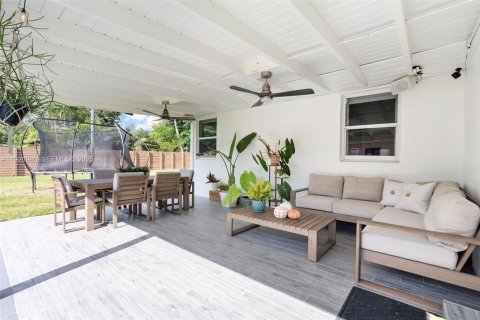 House in Miami Shores, Florida 3 bedrooms, 151.34 sq.m. № 1985942 - photo 25