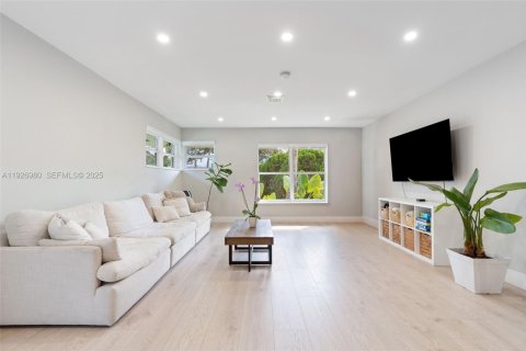 House in Miami Shores, Florida 3 bedrooms, 151.34 sq.m. № 1985942 - photo 5