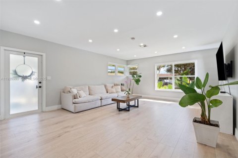 House in Miami Shores, Florida 3 bedrooms, 151.34 sq.m. № 1985942 - photo 4