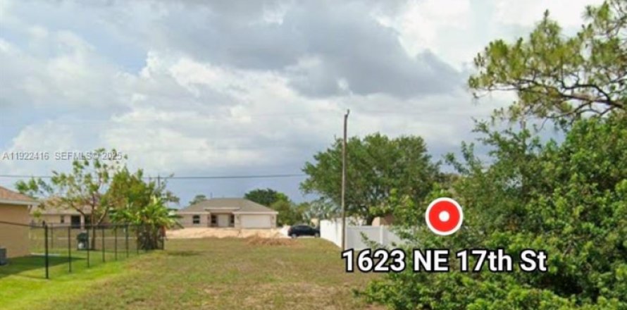 Land in Cape Coral, Florida № 2039282