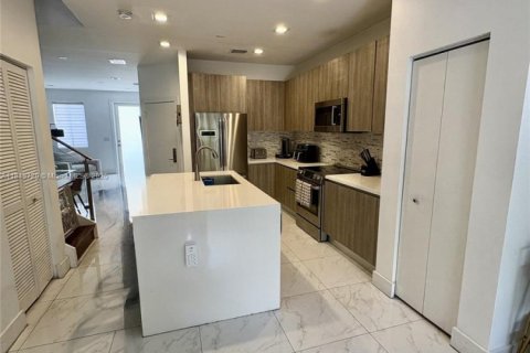Townhouse in Doral, Florida 4 bedrooms, 176.05 sq.m. № 1859214 - photo 14