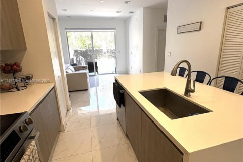Townhouse in Doral, Florida 4 bedrooms, 176.05 sq.m. № 1859214 - photo 15