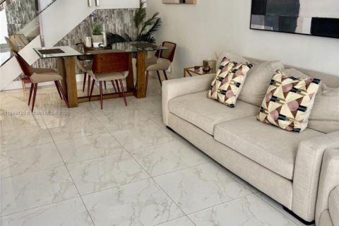 Townhouse in Doral, Florida 4 bedrooms, 176.05 sq.m. № 1859214 - photo 1