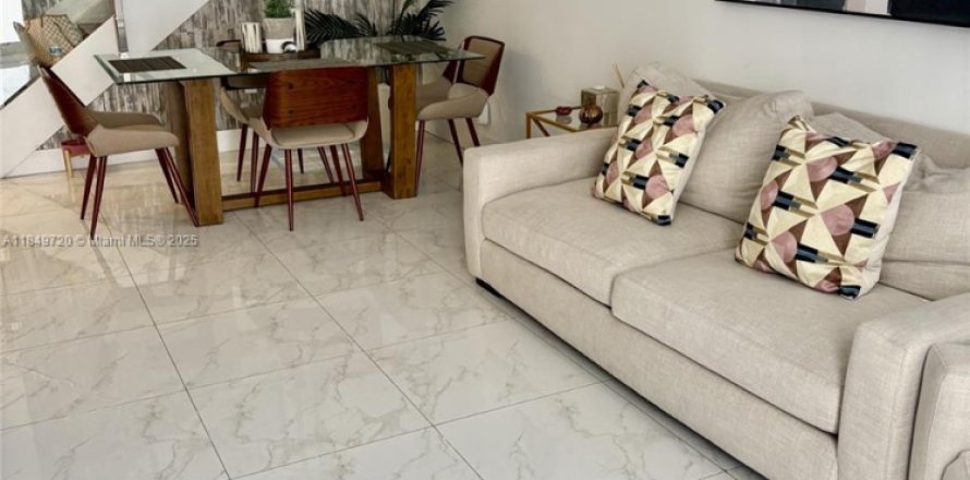 Townhouse in Doral, Florida 4 bedrooms, 176.05 sq.m. № 1859214
