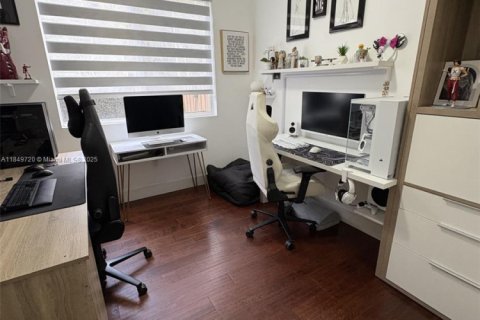 Townhouse in Doral, Florida 4 bedrooms, 176.05 sq.m. № 1859214 - photo 17